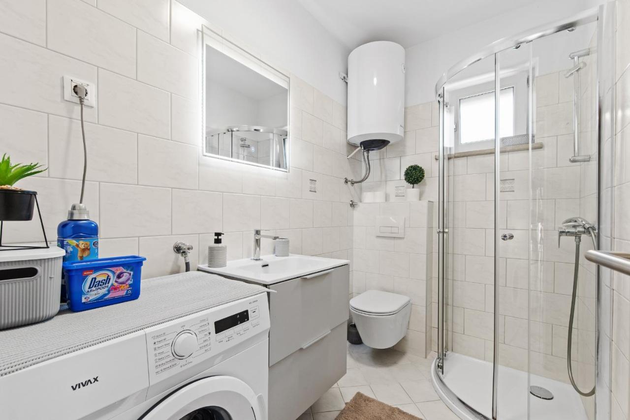 Poli Nona - Renovated In 2023 Appartement Poreč Buitenkant foto